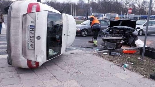 Wypadek na rondzie Mohyły: Samochód dachował. Jedna osoba w szpitalu