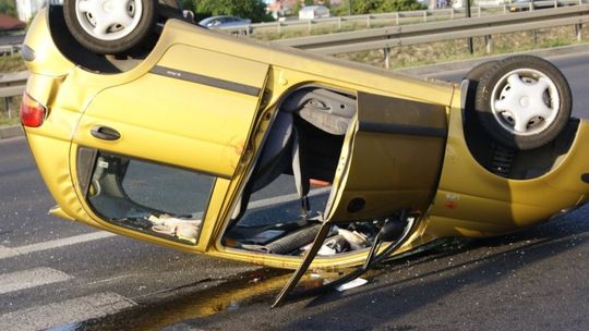 Wypadek na rondzie przy Makro. Matiz dachował