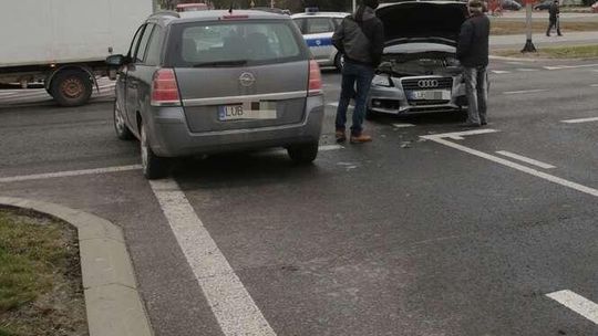 Wypadek na rondzie przy Orfeuszu. Kobieta z dziećmi pojechała do szpitala