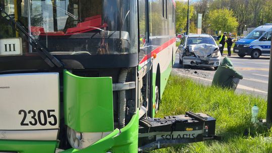 Zniszczony autobus po zderzeniu z samochodem osobowym