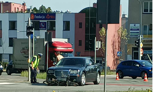 Wypadek na rondzie w Lublinie. Rowerzystka na pasach wpadła pod koła chryslera