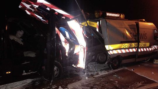 Wypadek na S17. Bus uderzył w pojazd służby drogowej, trzy osoby w szpitalu
