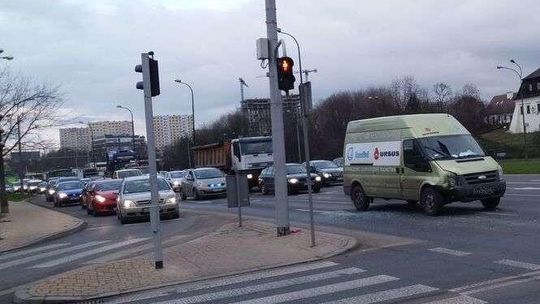 Wypadek na skrzyżowaniu al. Solidarności i Dolnej 3 Maja