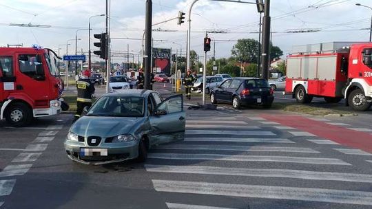 Wypadek na skrzyżowaniu al. Unii Lubelskiej i ul. Zamojskiej. Zderzyły się dwa samochody