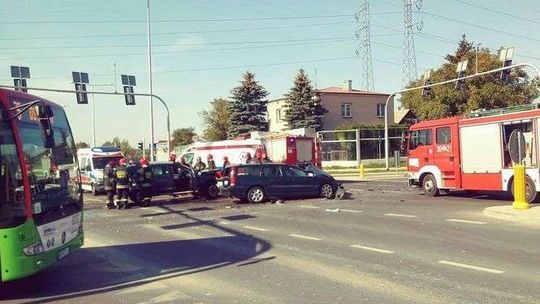 Wypadek na skrzyżowaniu ul. Koncertowej i Zelwerowicza. Dwa samochody i autobus