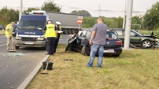 Wypadek na skrzyżowaniu ul. Krochmalnej i Diamentowej. Dachował seat (zdjęcia)