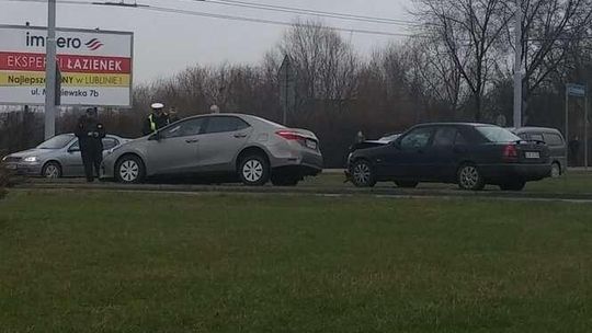 Wypadek na skrzyżowaniu ul. Krochmalnej z Diamentową: 20-latka w szpitalu