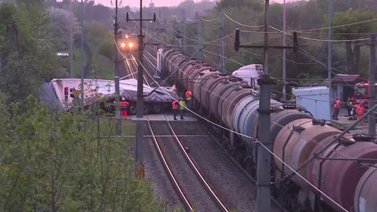 Wypadek na torach. Pociąg przeciął tira w pół [wideo]