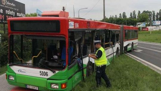 Wypadek na ul. Diamentowej. Ciężarówka staranowała autobus nr 17