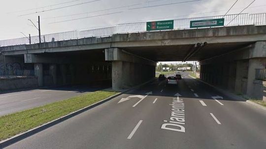 Wypadek na ul. Diamentowej. Samochód uderzył w wiadukt