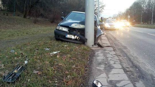 Wypadek na ul. Głębokiej. Nissan uderzył w słup