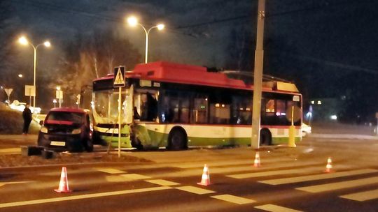 Wypadek na ul. Granitowej w Lublinie. Samochód dostawczy zderzył się z trolejbusem