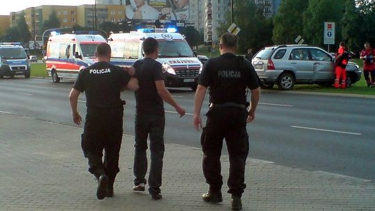 Wypadek na ul. Jana Pawła II. Pijany kierowca próbował uciec (zdjęcia)