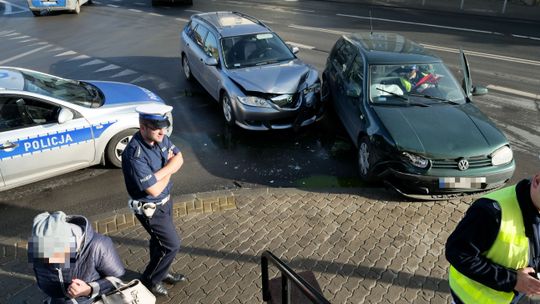 Wypadek na ul. Kunickiego. Jedna osoba w szpitalu [zdjęcia]
