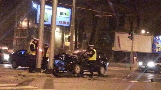 Wypadek na ul. Kunickiego. Kierowca peugeota wjechał na czerwonym
