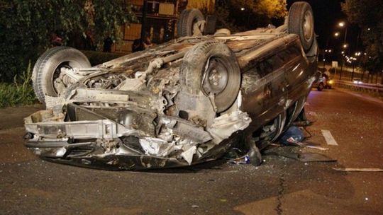 Wypadek na ul. Łęczyńskiej: samochód na dachu, kierowcy brak