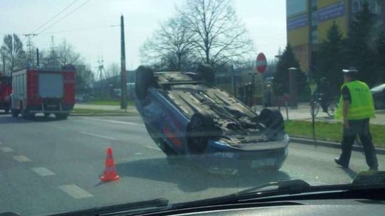 Wypadek na ul. Mełgiewskiej. Seat wymusił pierwszeństwo, dachowanie nauki jazdy