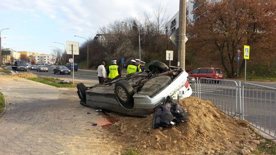 Wypadek na ul. Nadbystrzyckiej. Bmw dachowało i skosiło latarnię