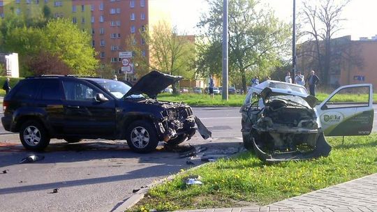 Wypadek na ul. Orkana. Zmarł kierowca fiata