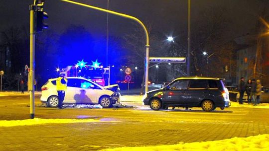 Wypadek na ul. Popiełuszki. Kierowca bmw wjechał na czerwonym