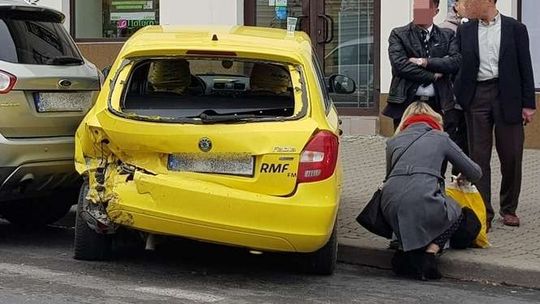 Wypadek na ul. Świętoduskiej. Wjechał w żółtą skodę i uciekł, złapali go piesi [zdjęcia]