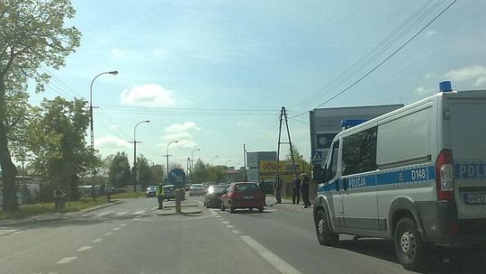 Wypadek na ul. Turystycznej, policja kieruje ruchem