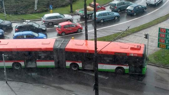 Wypadek na ul. Unii Lubelskiej. 16-latek potrącony przez autobus