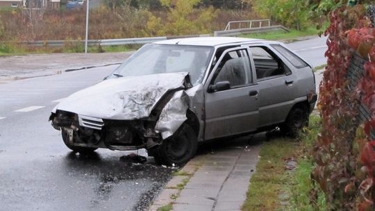 Wypadek na ul. Wyzwolenia: Jedna osoba w szpitalu (zdjęcia)