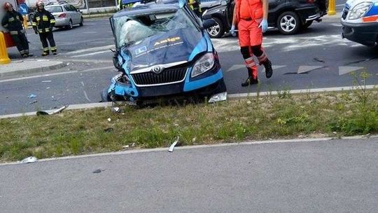 Wypadek na ul. Zelwerowicza. Samochód nauki jazdy zderzył się z suvem (zdjęcia)