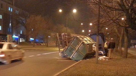 Wypadek na ul. Związkowej. Kontener ze śmieciami spadł na jezdnię