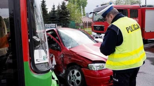 Wypadek na ul. Związkowej. Opel zderzył się z autobusem miejskim (zdjęcia)