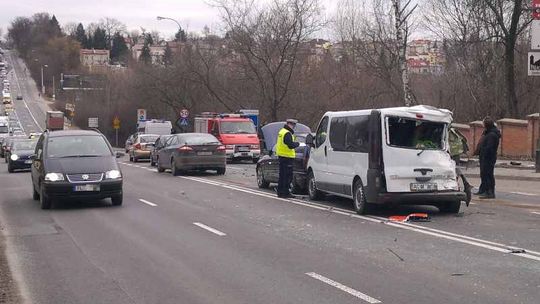 Wypadek na Warszawskiej. Ciężarówka wjechała w samochody
