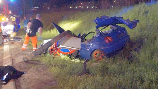 Wypadek na Witosa. Audi wbiło się w latarnię. 1 osoba nie żyje, dwie ranne