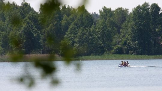 Wypadek nad jeziorem w Okunince. 23-latek skoczył do wody na główkę