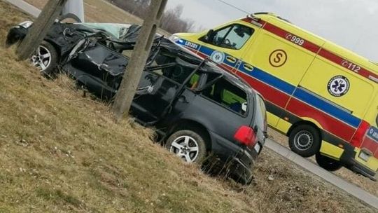 Wypadek niedaleko Kraśnika. Samochód uderzył w słup