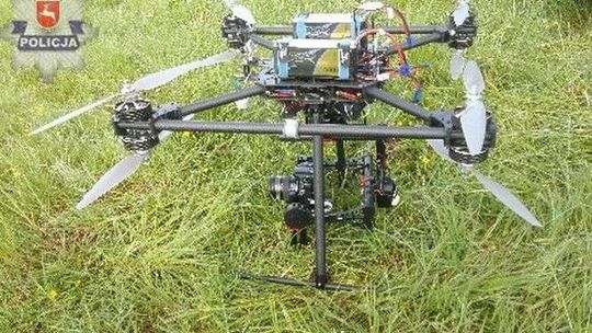 Wypadek paralotniarza? Nie to lądujący dron. "Fałszywy alarm w dobrej wierze"