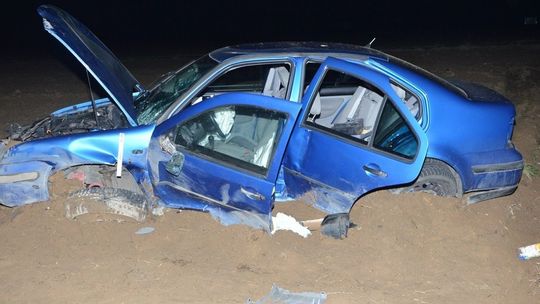Wypadek pod Białą Podlaską. Volkswagen wypadł z drogi i zarył w polu
