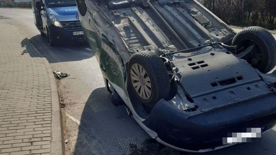 Wypadek pod Chełmem. Opel staranował citroena, który przewrócił się na skrzyżowaniu