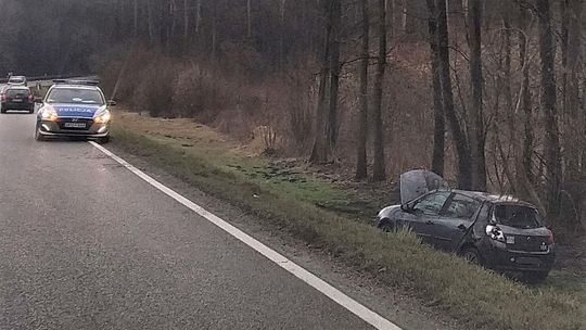 Wypadek pod Chełmem. Wypadła z drogi na zakręcie i dachowała