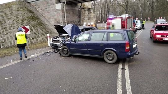 Wypadek pod wiaduktem w Wandzinie. Kierowca opla jechał za szybko
