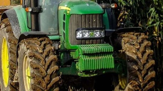 Wypadek podczas koszenia kukurydzy. Maszyna wciągnęła rolnikowi rękę