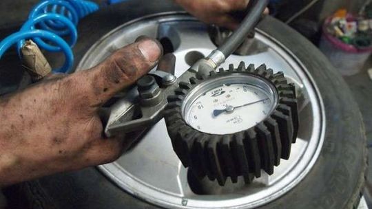 Wypadek podczas pompowania koła. Ranny mężczyzna przewieziony do szpitala