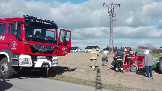 Wypadek podczas prac polowych. Siewnik wciągnął rękę 13-latka