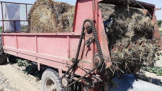 Wypadek podczas pracy na roli. 22-latek próbował usunąć słomę z rozrzutnika