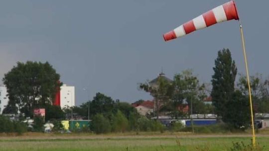 Wypadek podczas skoku ze spadochronem. Mężczyzna spadł z 1000 metrów