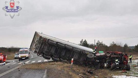 Wypadek przed Annopolem: Zginął kierowca osobówki (zdjęcia)