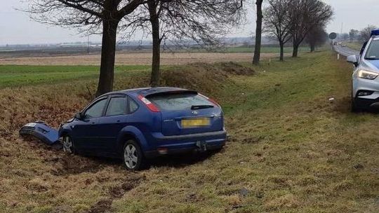 Wypadek przed Kurowem. Uderzył w mercedesa i wjechał do rowu