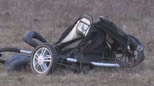 Wypadek przed wyścigami samochodowymi w Pile. Auto wjechało w matkę z dziećmi