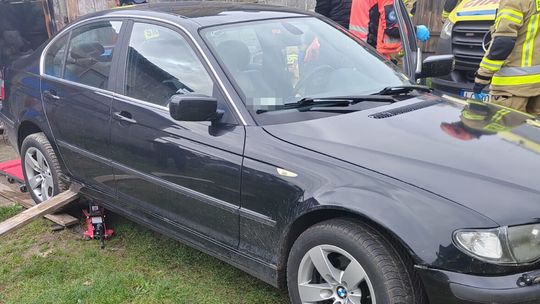 Wypadek przy naprawie auta. 31- latka zabrał śmigłowiec