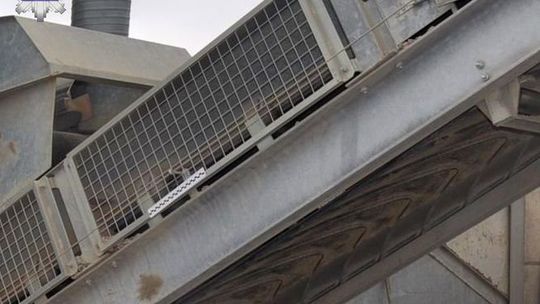 Wypadek przy pracy w betoniarni. Taśmociąg oderwał mężczyźnie rękę